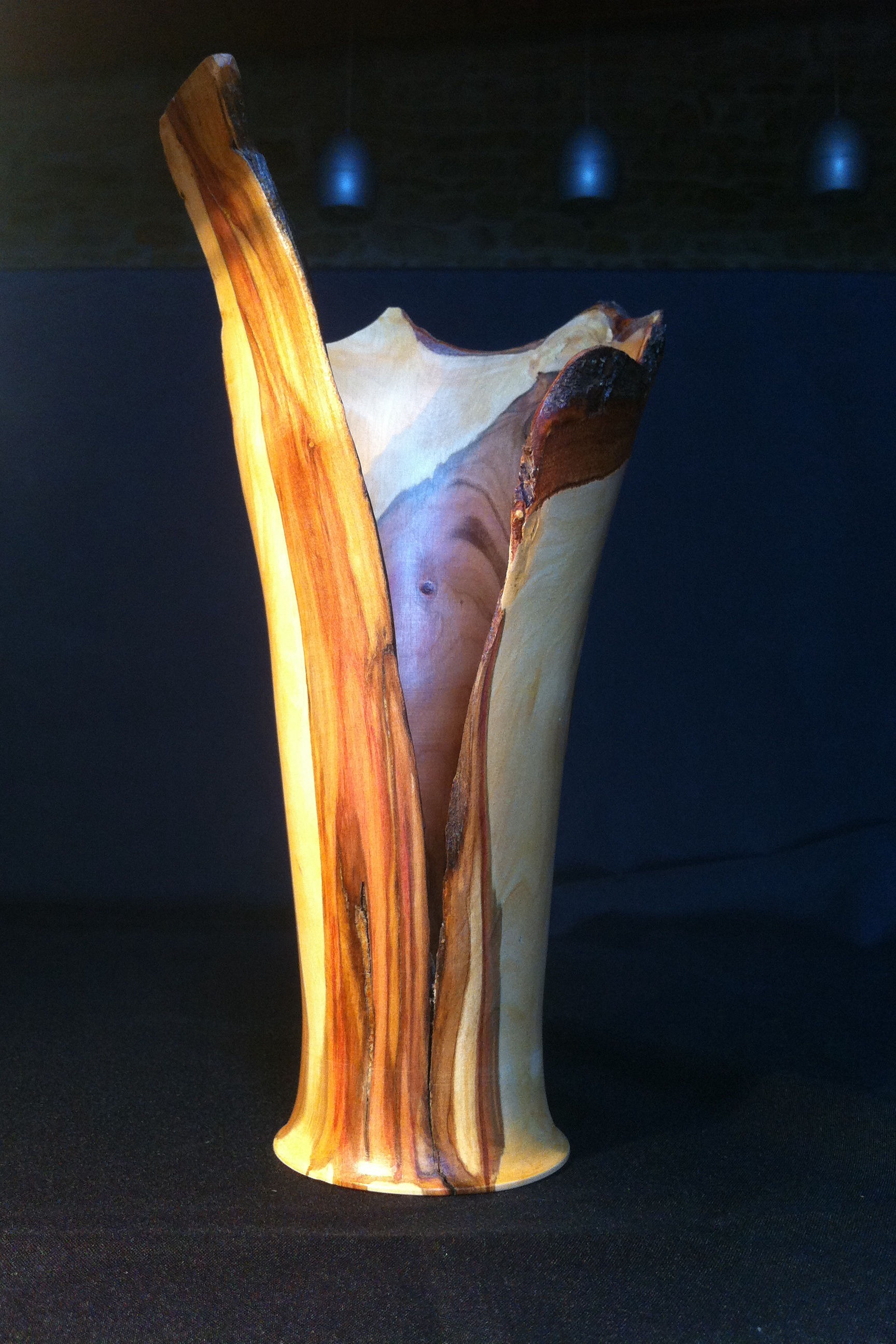 Vase en bois de prunier