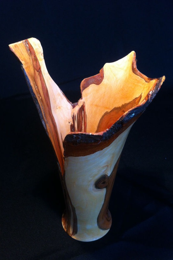 Vase en bois de prunier